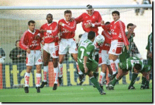 Maurlio cobra falta em um dos confrontos com o Inter.